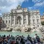 Menschenmassen drängen sich um den Trevi-Brunnen in Rom