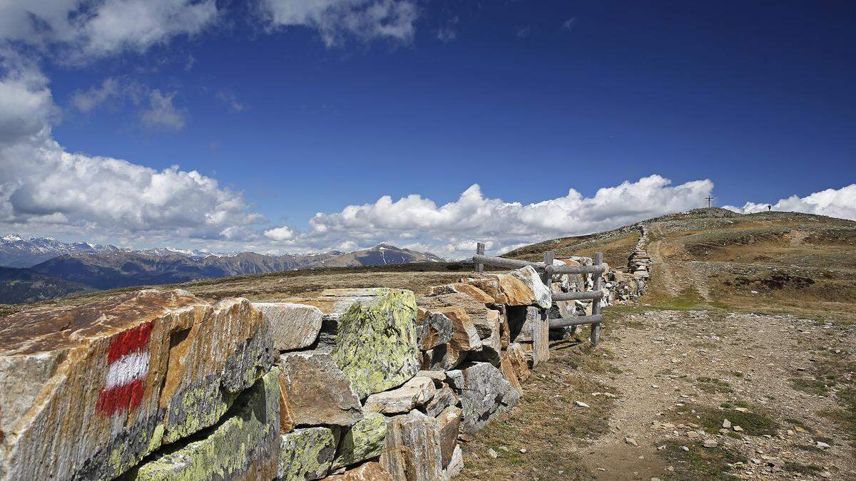 Von der „Scala Paradisi“, der „Himmelsstiege“, erstreckt sich ein beeindruckender Steinwall bis zum Gipfelkreuz auf dem Mirnock