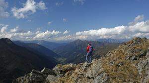 Der kurze Aufstieg zur Hornfeldspitze wird mit grandiosem Rundblick ins Großsölktal belohnt