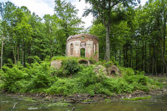 Überreste der künstlichen Ruine im Schlosspark Bad Carlsruhe (Pokoj)