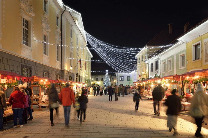 Radovljica. Als Imkerzentrum von Slowenien wird Radovljica auch die „die süße Stadt“ genannt, daran wird es auf dem Weihnachtsmarkt also nicht mangeln. Mittelpunkt des weihnachtlichen Treibens ist der Linhart-Platz, der wie die Gassen mit vorwiegend grünem Schmuck dekoriert ist – handgeflochten aus Ästen von Weiden und Tannen. Auffällig sind auch die gestrickten Weihnachtskugeln. 