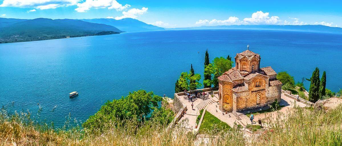 Der Ohridsee mit der Kirche Sveti Jovan