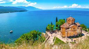 Der Ohridsee mit der Kirche Sveti Jovan
