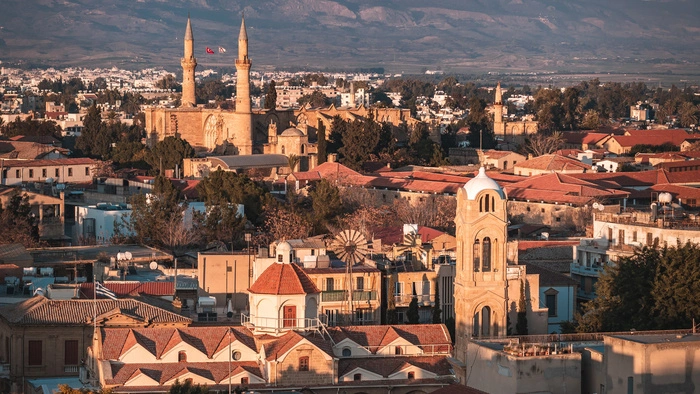 Die Altstadt von Nikosia mit Blick in den nördlichen Teil und auf die Selimiye-Moschee