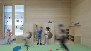 Innenräume und die maßgefertigten Möbel für die Kinder sind aus Holz gearbeitet
