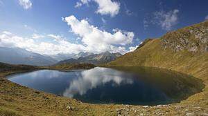 Der Herbst hat die Landschaft rund um den<strong> </strong>Twenger Almsee in ein magisches Licht getaucht