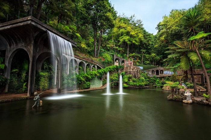 Tropischer Garten Monte Palace. Der zentrale See mit seinen Wasserfällen, an dessen Ufer das einstige Herrenhaus und Hotel liegt, ist die wohl berühmteste Ansicht des Tropischen Gartens Monte Palace, aber nur ein kleiner Ausschnitt. Auf den 70.000 Quadratmetern finden sich japanische Pagoden, Brücken und Teiche mit Koi-Karpfen und üppige, teils exotische Vegetation, darunter mehr als 700 Baumfarne. Zudem sind im Garten zahlreiche Kunstwerke ausgestellt, auch einige der blau-weißen portugiesischen Kachelbilder Azulejos. Auch in diesen Garten gelangt man von Funchal aus mit der Seilbahn. 