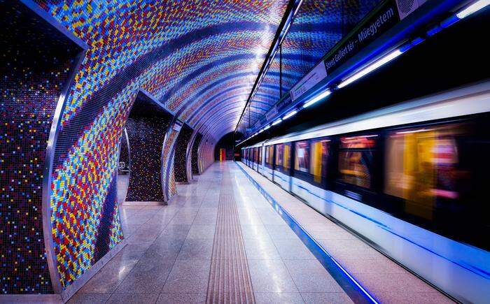 Die Mosaike der Station Szent Gellért tér in Budapest