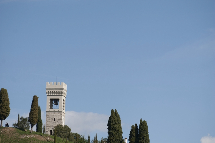 Fagagna. Der hübsche Ort liegt auf einem Hügel nordwestlich von Udine mit herrlichem Ausblick. Von der alten Burg sind nur noch Ruinen zu sehen. Mittlerweile wird es als Dorf der „weißen Störche“ bezeichnet, weil in der angrenzenden Naturoase Quadris eine erfolgreiche Wiederansiedlung gelungen ist. Sehenswert: Am ersten Sonntag im September findet der traditionelle Esellauf  „Corse die Mus“ statt. Die Loggia am
Gemeindehaus aus der Zeit des Rinascimento. Kostenswert: Ristorante Al Castello, Casale Cjanor.