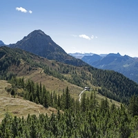 Vom Aussichtspunkt auf dem Mooskopf hat man einen herrlichen Blick über die Kleinarler Almen bis zu den Gipfeln der Hohen Tauern