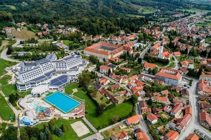 Das Heilbad Varaždinske Toplice gilt als das älteste Kroatiens - es datiert aus der Antike. Die tausendjährige Tradition des schwefelhaltigen Thermalwassers und von heilkräftigen Peloiden (Schlamm) bringt auch heute noch viele Besucher in den nordöstlichen Teil Kroatiens.