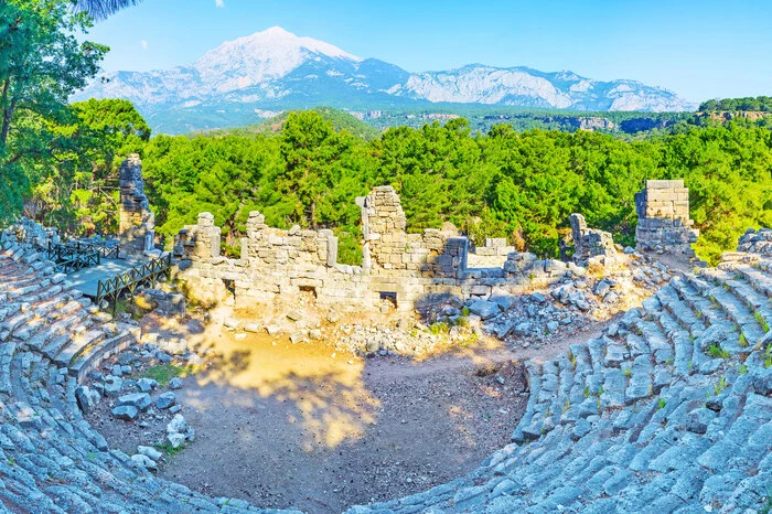 Alexander der Große verbrachte laut Chroniken einen Winter in der am Lykischen Weg gelegenen Hafenstadt Phaselis, einem wichtigen Haltepunkt an der Handelsstraße zwischen Ägypten und Rom. Vom dortigen Amphitheater aus der hellenistischen Zeit hat man einen herrlichen Blick auf den lykischen Olymp, den fast 2400 Meter hohen Tahtali Dagi. Was für eine Kulisse für ein Theater!