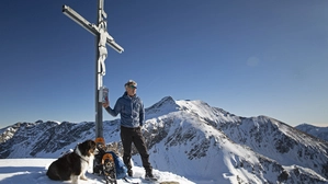 Das kunstvoll gestaltete Gipfelkreuz auf der Gollitschspitze (2247 m)
