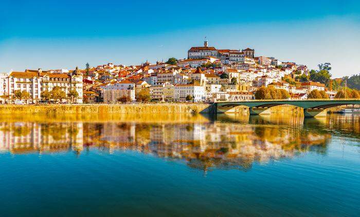 Das historische Zentrum von Coimbra thront über dem Rio Mondego