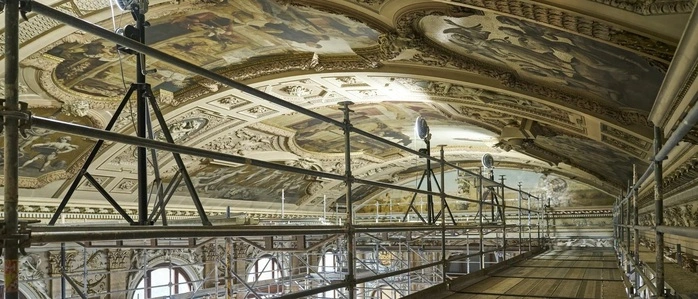 Die Deckengemälde von Klimt im Burgtheater sind vom Baugerüst aus bestens zu sehen