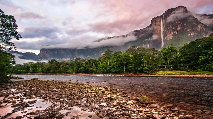 Der Wasserfall im Südosten Venezuelas ist mit einer Höhe von 979 Meter der höchste freifallende Wasserfall der Erde.