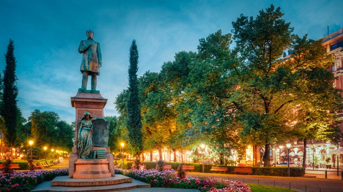 Sich zu Fuß treiben lassen – so nähert man sich Städten in der Regel gut, im Fall von Helsinki ist das nicht anders. Nach der Ankunft kann man für die erste typisch finnische Betätigung entlang des Esplanadi-Parks spazieren. Zum Allas Seapool – das ist Freibad und Sauna in einem.