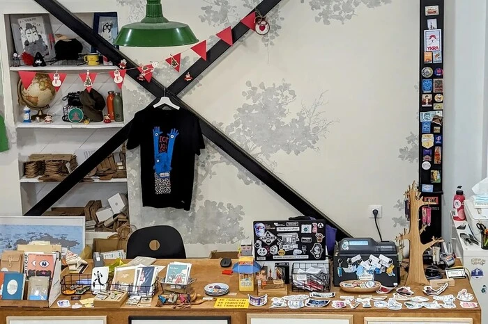Einkaufen. Ob schicke Concept Stores (wie Flâneur Souvenirs &amp; Supplies), kuriose Antiquitätenshops (zum Beispiel Martinos), Geschäfte griechischer Designer (etwa Evi Grintela) oder traditionelles Handwerk (Sandalen von Olgianna Melissinos) – Athen ist eine Fundgrube für Menschen, die gerne abseits des Mainstreams einkaufen. Denn diese Produkte gibt es tatsächlich nur ein Griechenland. 