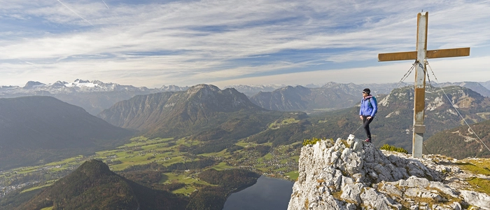 Vom Gipfelkreuz auf der Trisselwand eröffnet sich ein grandioser Blick auf den Altausseer See, den Dachstein, die Niederen Tauern und das Tote Gebirge