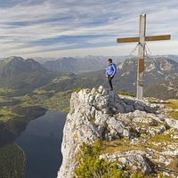 Vom Gipfelkreuz auf der Trisselwand eröffnet sich ein grandioser Blick auf den Altausseer See, den Dachstein, die Niederen Tauern und das Tote Gebirge
