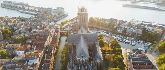 Wahrzeichen von Dordrecht ist die Grote Kerk mit ihrem leicht schiefen Turm