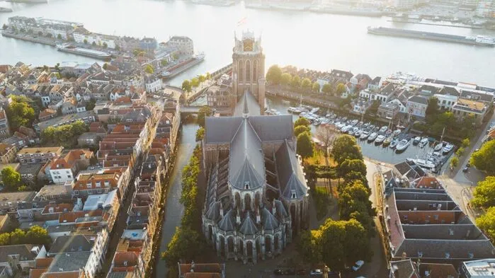 Wahrzeichen von Dordrecht ist die Grote Kerk mit ihrem leicht schiefen Turm