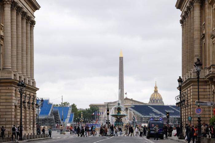 Auf dem Place de la Concorde stehen schon die Zuschauertribünen