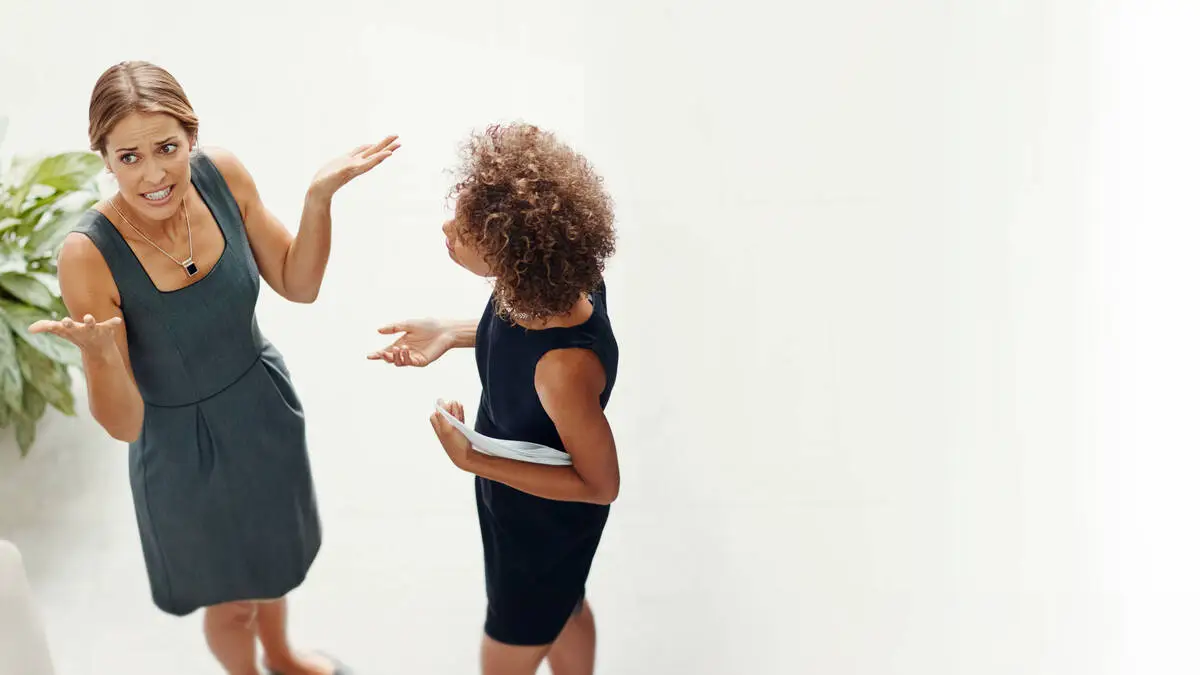 Zwei Frauen diskutieren am Arbeitsplatz