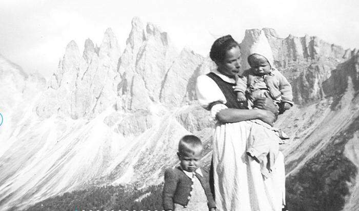 Reinhold auf dem Arm der Mutter mit seinem älteren Bruder