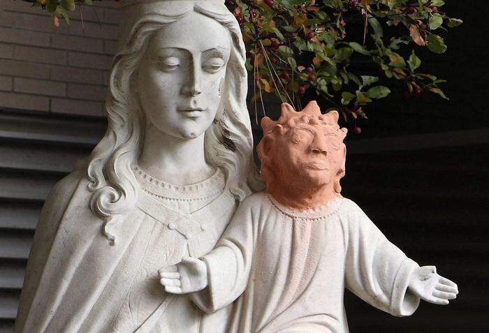 In Ontario bekam eine Jesuskind-Statue einen neuen roten Kopf 