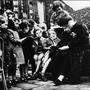Maria Montessori mit ihren Schulkindern in Rom 