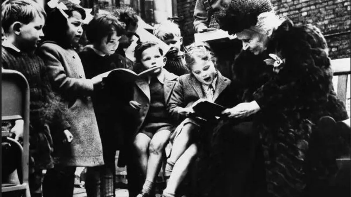 Maria Montessori mit ihren Schulkindern in Rom 