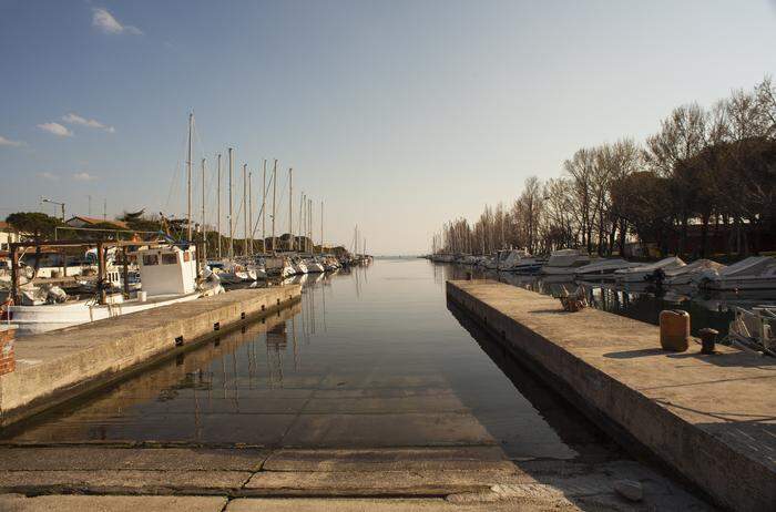 Im verzweigten Hafen von Hafen von Villaggio del Pescatore liegen rund 3000 Boote