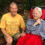 Jim im „lebensverändernden“ T-Shirt mit seiner Frau Maureen