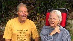 Jim im „lebensverändernden“ T-Shirt mit seiner Frau Maureen