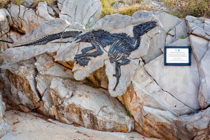 Dinosaurier Antonio, stilisiert am Eingang der paläontologischen Grabungsstätte