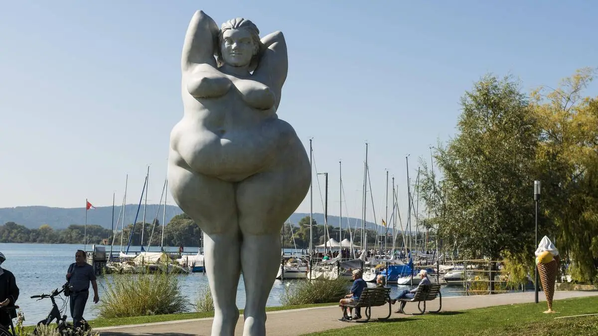 Skulptur Yolanda, von Miriam Lenk, in Ludwigshafen, am Ufer des Bodensees 