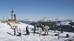 Die gute Schneelage sowie die schöne Aussicht locken viele Naturbegeisterte auf den Gipfel des Penkkopfs
