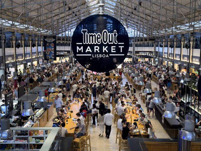 Der Time Out Market in der ehemaligen Markt- und Fischhalle „Mercado da Ribeira“ ist einer der lebhaftesten und kulinarischsten Orte in Lissabon