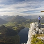 An klaren Herbsttagen schweift der Blick vom Gipfel auf der Trisselwand über den Altausseer See bis zum Dachstein
