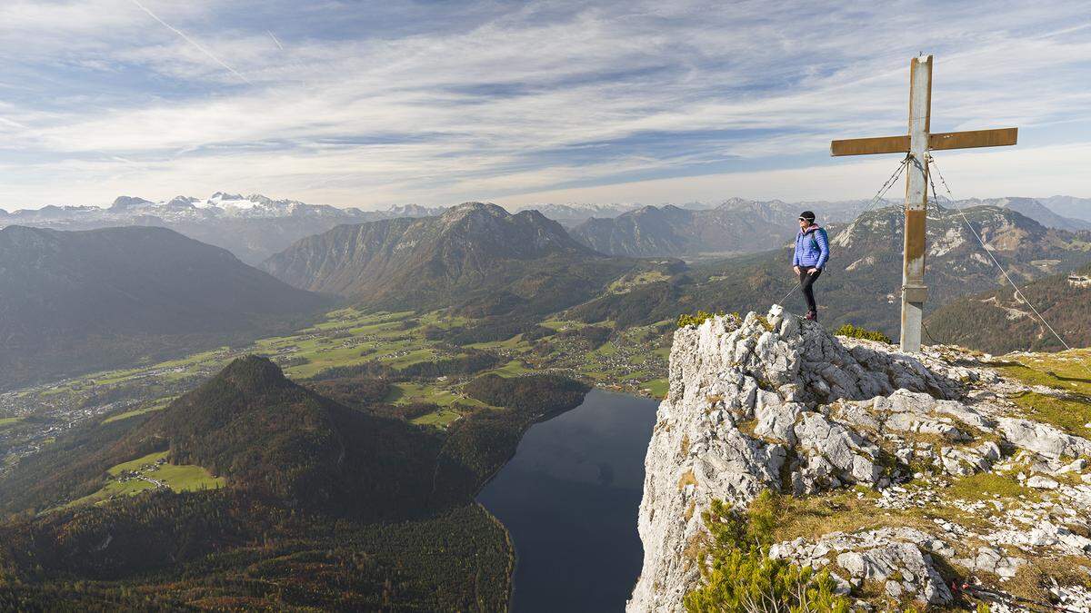 An klaren Herbsttagen schweift der Blick vom Gipfel auf der Trisselwand über den Altausseer See bis zum Dachstein