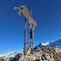 Seit wenigen Monaten ziert ein kunstvoll geschmiedetes Pferd den höchsten Punkt auf dem Hengst