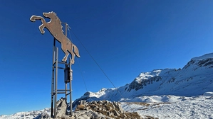 Seit wenigen Monaten ziert ein kunstvoll geschmiedetes Pferd den höchsten Punkt auf dem Hengst