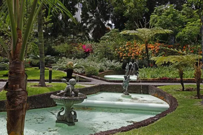 Quinta Vigia. Die Avenida do Infante ist eine der besten Adressen von Funchal, über die Jahrhunderte haben zahlreiche adelige und gekrönte Häupter den tollen Blick auf die Bucht genossen. Seit 1984 ist die Quinta Vigia der offizielle Sitz des Präsidenten der madeirischen Regionalregierung. Entsprechend prunkvoll ist die Parkanlage mit seinen ornamentalen Beeten, Wasserspielen und Pfauen rundherum angelegt. 