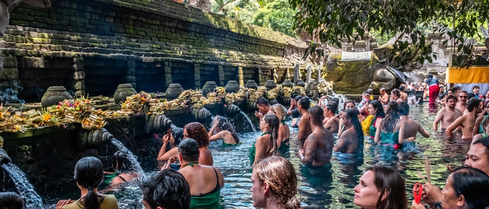 Andrang bei den heiligen Quellen im Tempel Tirta Empul bei Ubud