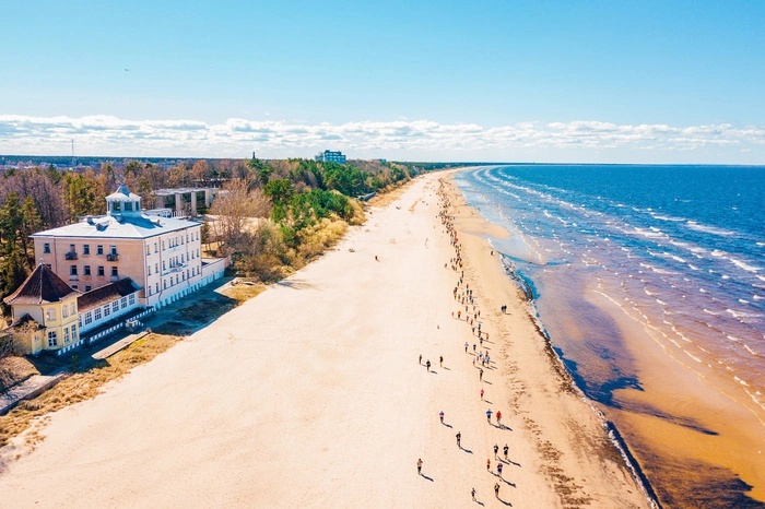 Jūrmala. Mit rund 30 Kilometern feinem Sandstrand gesegnet, ist Jūrmala prädestiniert für ein Seebad. Doch der Küstenort hat nicht nur das Meer zu bieten, sondern auch Mineralwasserquellen und den Duft der dichten Kiefernwälder (etwa in den Waldparks Dzintari und Ragakāpa) zu bieten. Als solches entdeckte es der Geld- und Blutadel bereits in den 1910er-Jahren, was man an den knapp 300 historischen hölzernen Häuser und Jugendstilvillen ablesen kann. Noch heute werden im Dzintari-Konzertsaal Kurkonzerte gegeben. Dem Ursprung als Fischerdorf kann man im Freilichtmuseum nachspüren. Neben dem Strand ist in den Sommermonaten die Jomas-Straße munteres Zentrum von Jūrmala, gesäumt von Lokalen und Geschäften. 