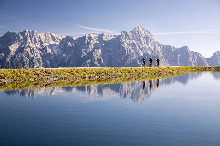  Mit der Region in Salzburg hat auch ein Reiseziel in Österreich einen der begehrten Plätze auf der Liste von Lonely Planet ergattert. Betont wird dabei seine Vielseitigkeit – neben den bekannten Vorzügen als Wintersportort spielen auch der Aktivurlaub im Sommer, die authentische Kulinarik und das kulturelle Angebot eine immer größere Rolle.
