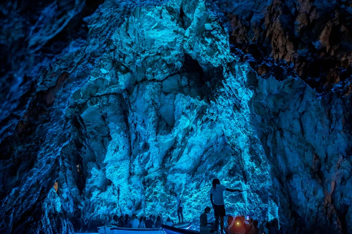 Blaue Grotte. Auf der Ostseite von Biševo liegt die bekannteste Höhle der Insel: die Blaue Grotte. Das besonders intensive Farbenspiel kann man bei geführten Bootstouren beobachten. 