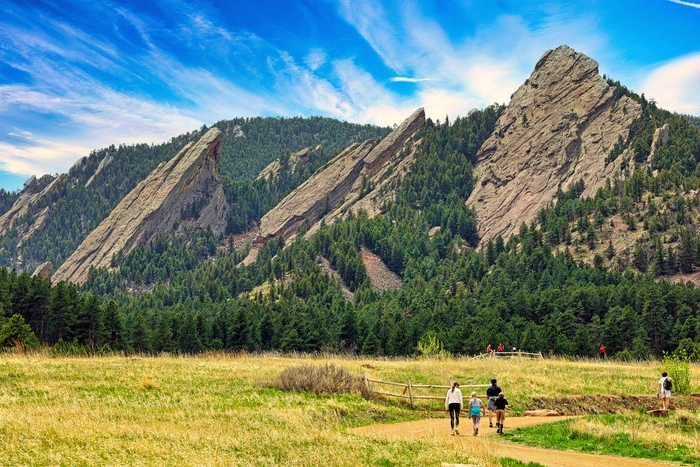 Boulder: 300 Tage Sonnenschein pro Jahr - das erwartet Besucher der Stadt Boulder in Colorado. Das ist gut so, denn die fahrradfreundlichste Stadt der USA ist geradezu von Naturschönheiten und Outdoormöglichkeiten umzingelt. Am bekanntesten sind die Felsformation der Flatirons, die optisch an Bügeleisen erinnern.
