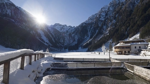 Eisstockschießen am zugefrorenen See ist bei Einheimischen, aber auch bei Gästen sehr beliebt